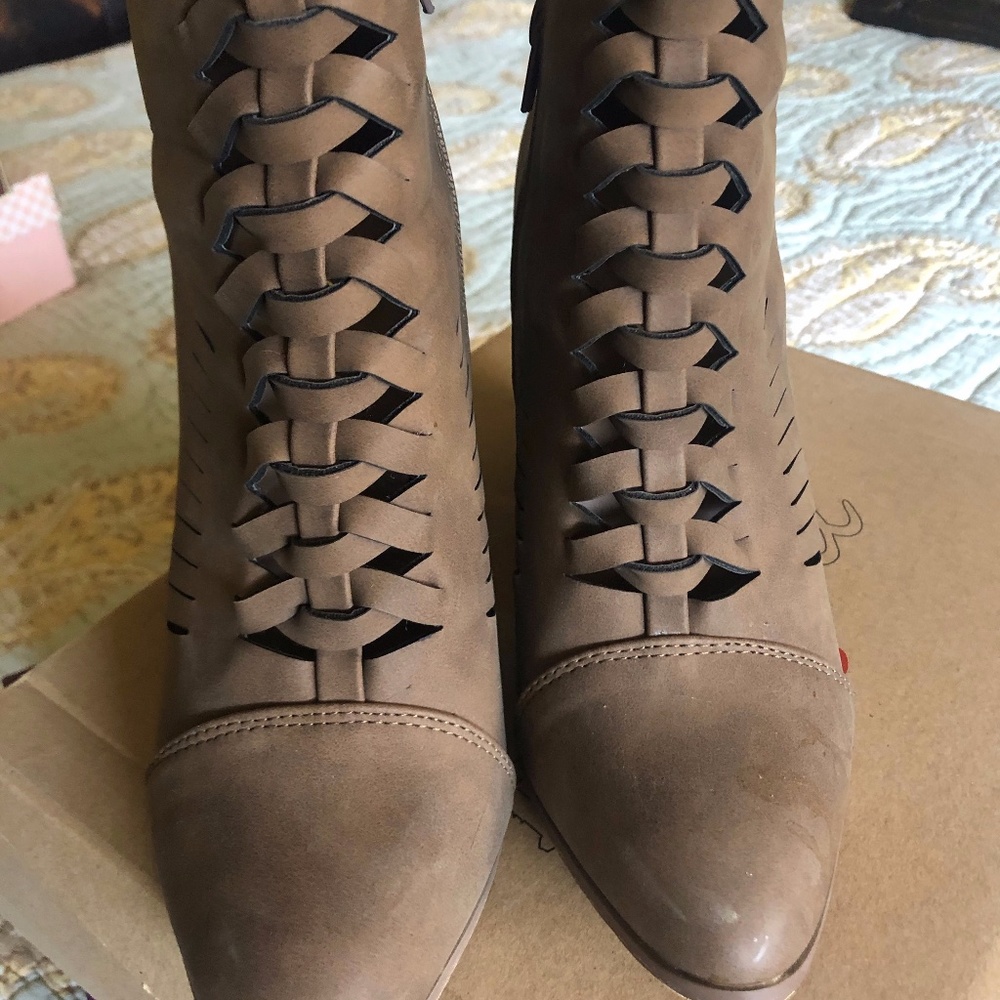 Women's lace up ankle boot